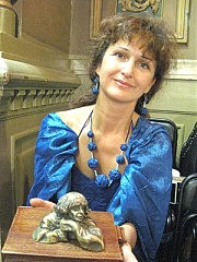 Рита Колобова со своей скульптурой «Марина Цветаева»